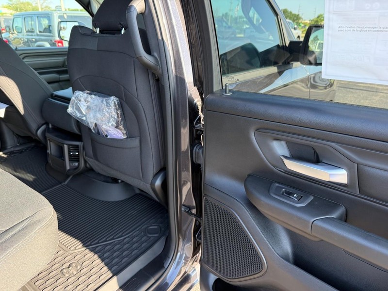 Ram 1500 Vehicle Full-screen Gallery Image 11