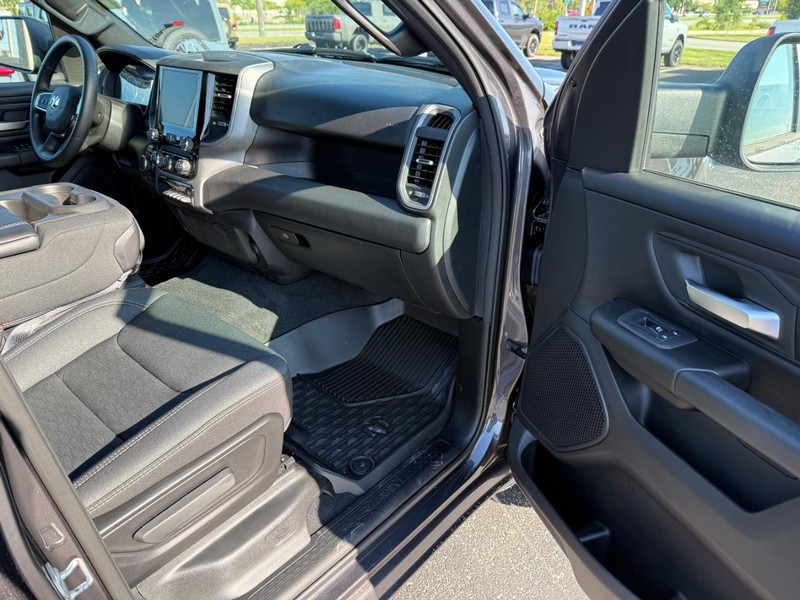 Ram 1500 Vehicle Full-screen Gallery Image 14