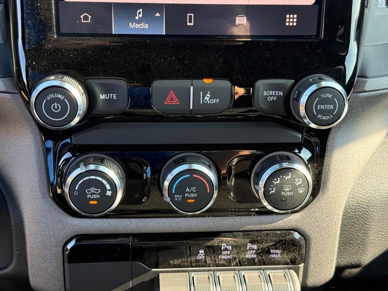 Ram 1500 Vehicle Full-screen Gallery Image 25