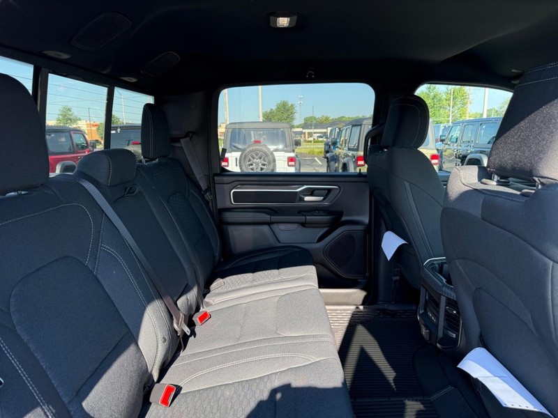 Ram 1500 Vehicle Full-screen Gallery Image 10