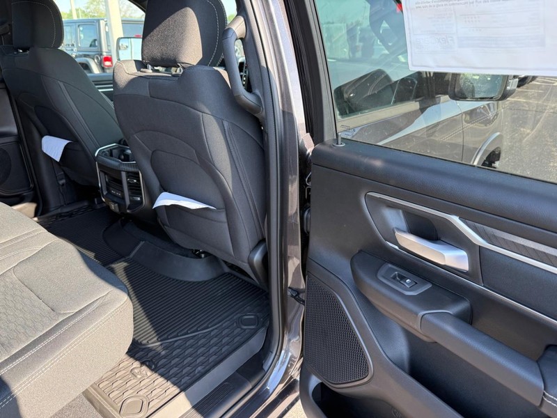 Ram 1500 Vehicle Full-screen Gallery Image 11