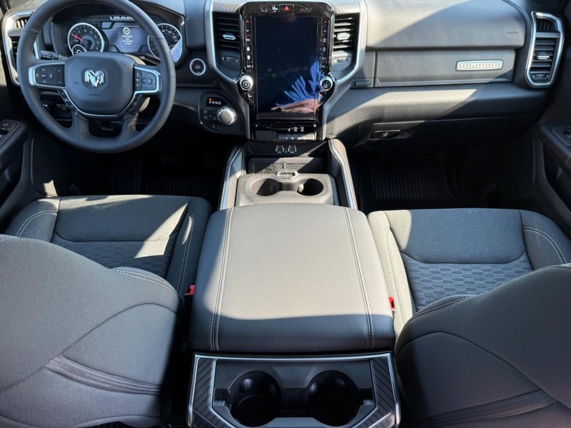 Ram 1500 Vehicle Full-screen Gallery Image 12
