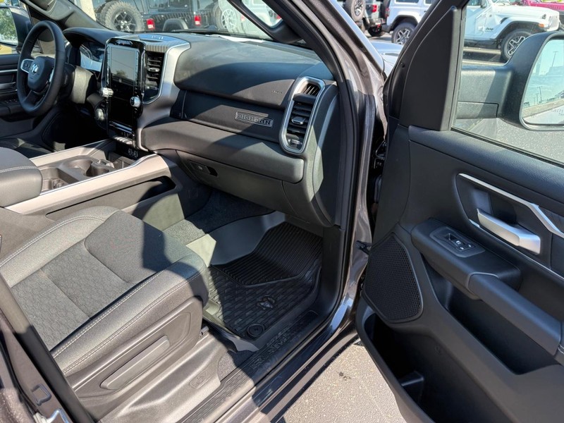 Ram 1500 Vehicle Full-screen Gallery Image 14