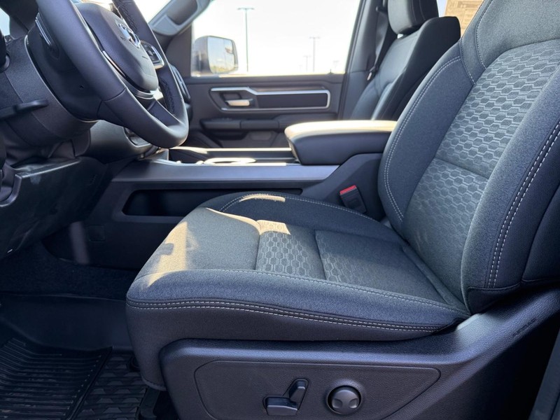 Ram 1500 Vehicle Full-screen Gallery Image 17