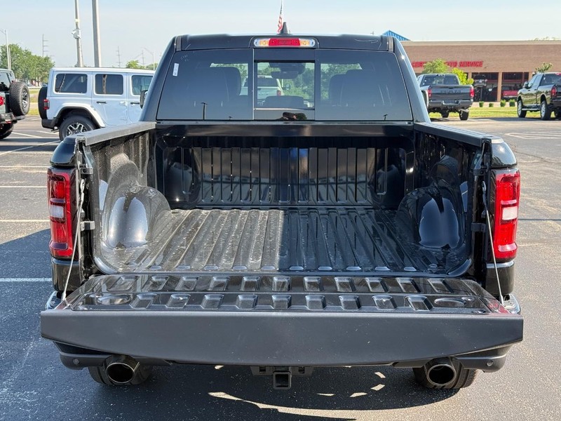 Ram 1500 Vehicle Full-screen Gallery Image 7