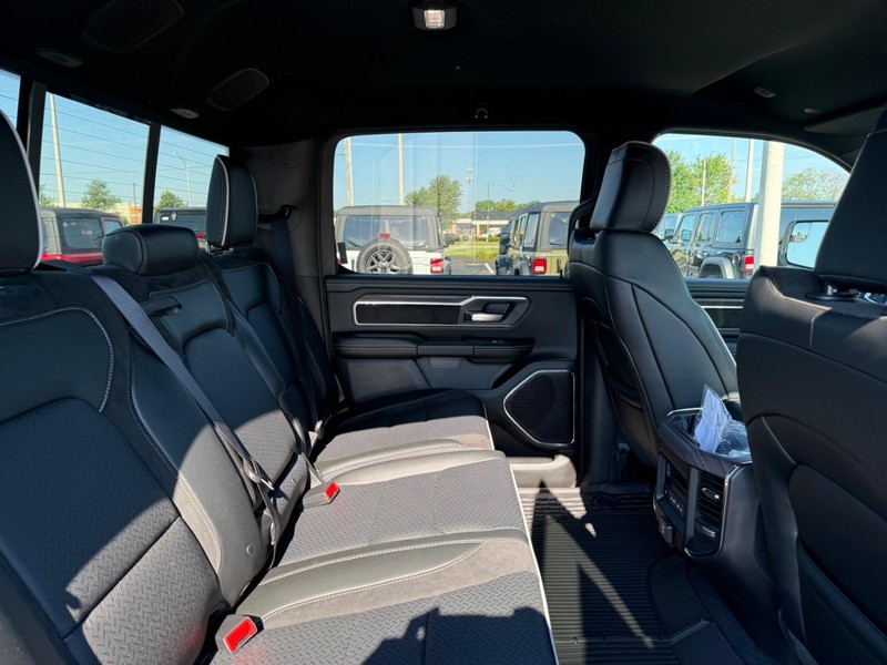 Ram 1500 Vehicle Full-screen Gallery Image 10