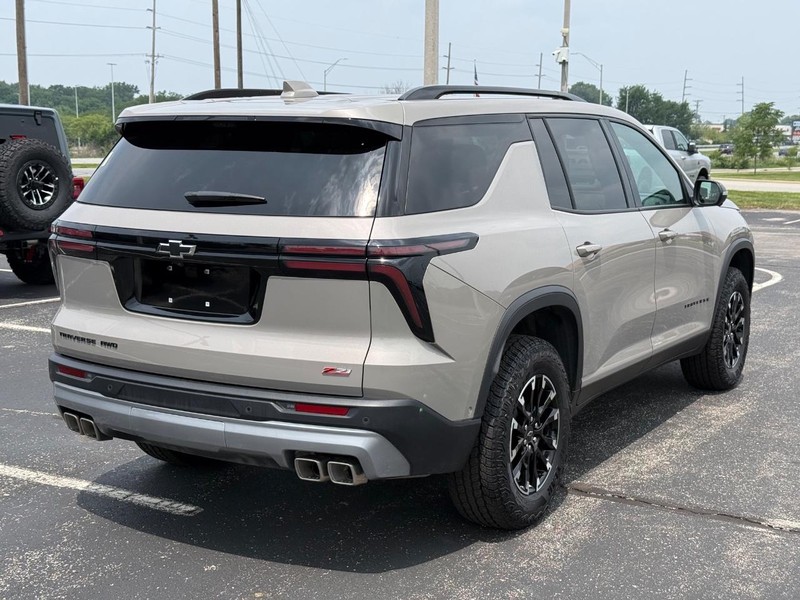 Chevrolet Traverse Vehicle Full-screen Gallery Image 03