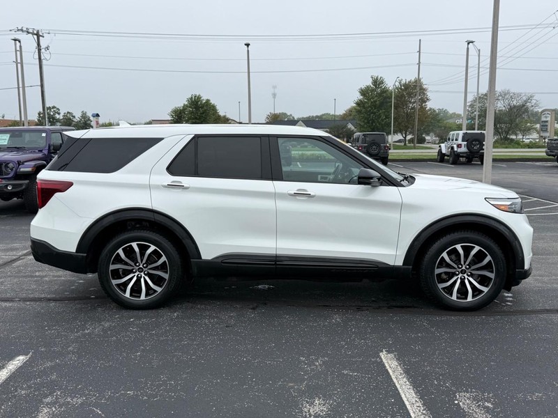 Ford Explorer Vehicle Full-screen Gallery Image 2