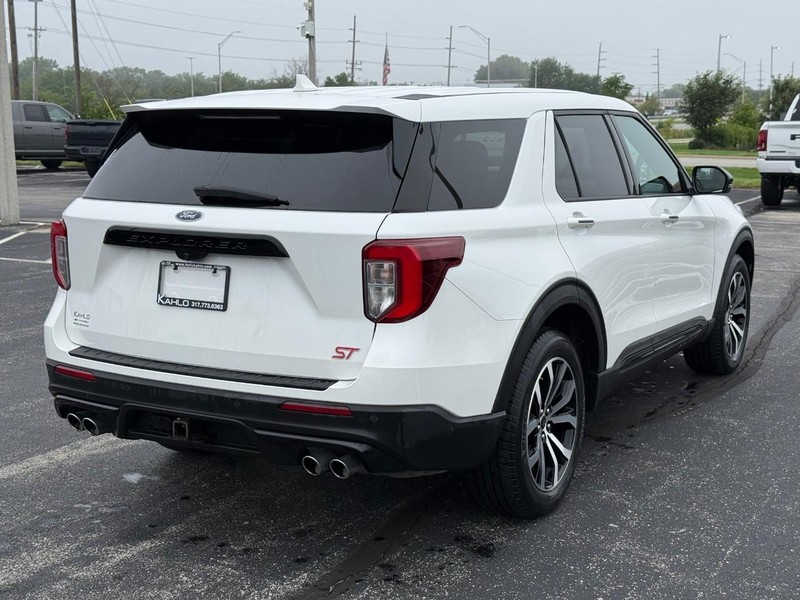 Ford Explorer Vehicle Full-screen Gallery Image 3