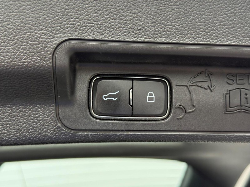Ford Explorer Vehicle Full-screen Gallery Image 8