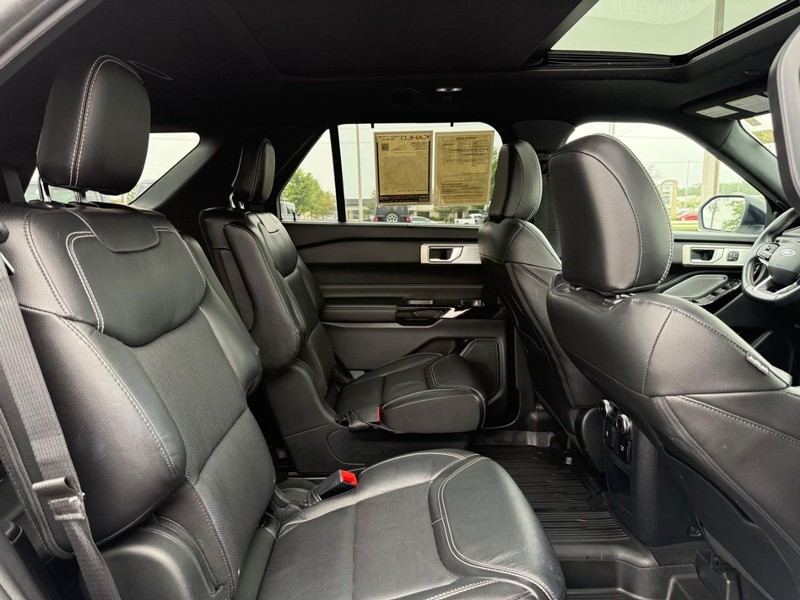 Ford Explorer Vehicle Full-screen Gallery Image 12