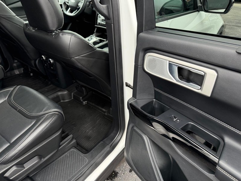Ford Explorer Vehicle Full-screen Gallery Image 13
