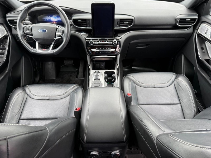 Ford Explorer Vehicle Full-screen Gallery Image 16