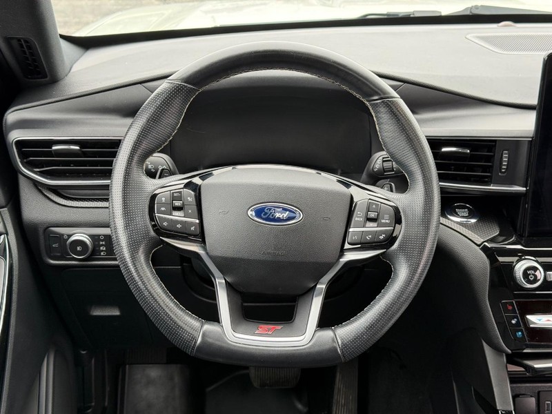 Ford Explorer Vehicle Full-screen Gallery Image 17