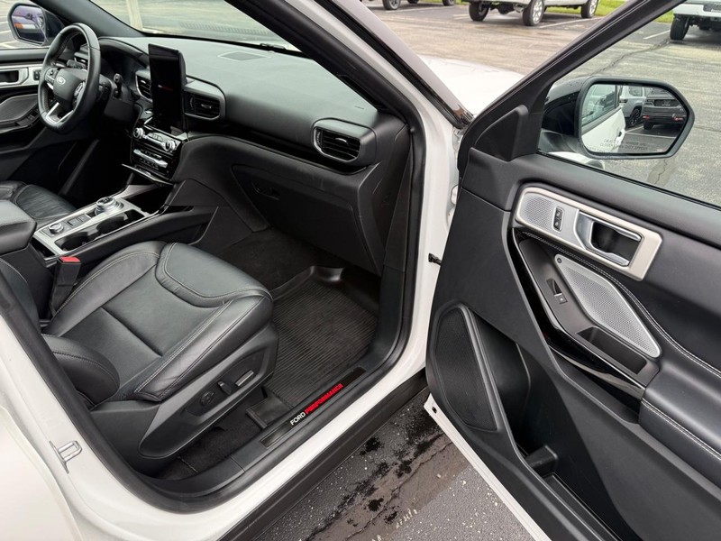 Ford Explorer Vehicle Full-screen Gallery Image 18