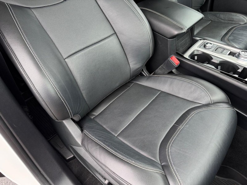 Ford Explorer Vehicle Full-screen Gallery Image 19