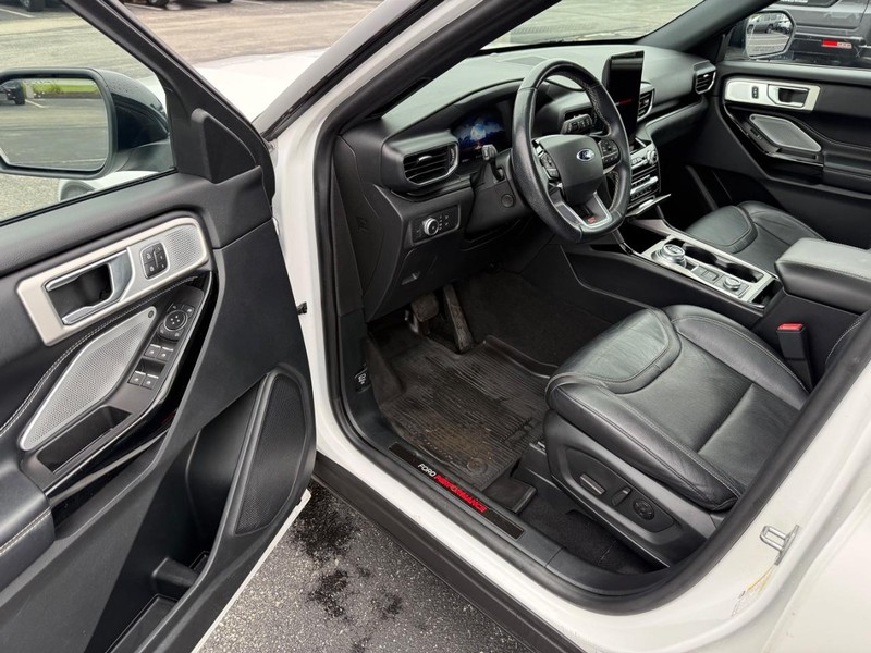 Ford Explorer Vehicle Full-screen Gallery Image 20