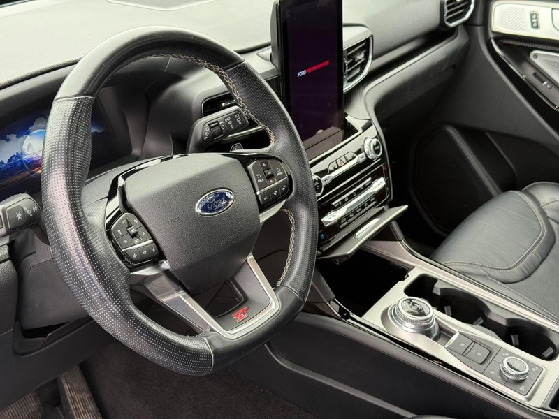 Ford Explorer Vehicle Full-screen Gallery Image 22
