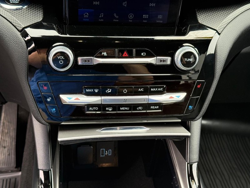 Ford Explorer Vehicle Full-screen Gallery Image 29