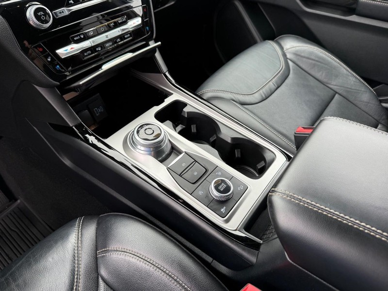 Ford Explorer Vehicle Full-screen Gallery Image 30