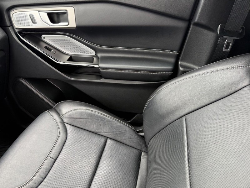 Ford Explorer Vehicle Full-screen Gallery Image 31