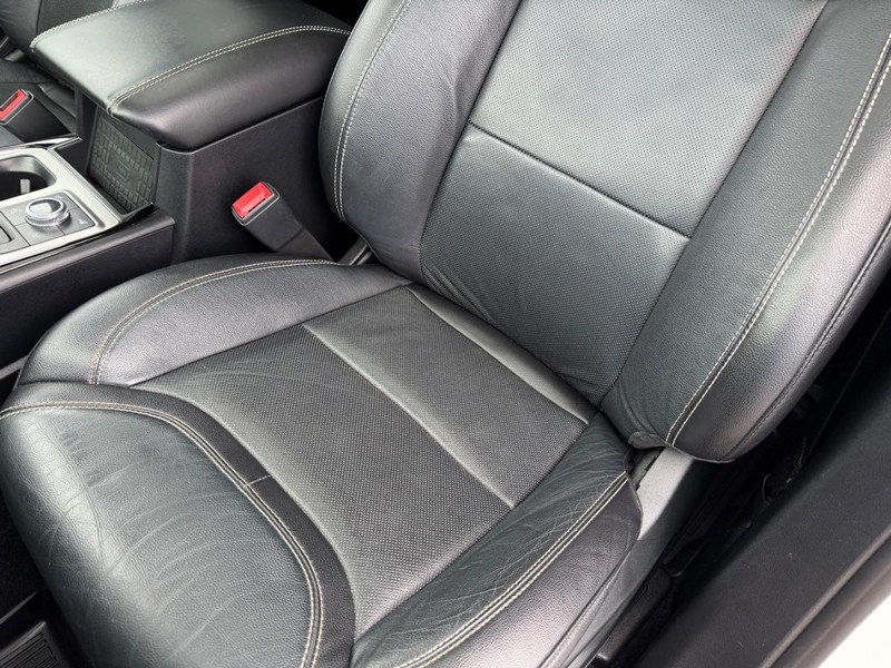 Ford Explorer Vehicle Full-screen Gallery Image 35