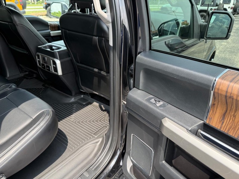 Ford F-150 Vehicle Full-screen Gallery Image 11
