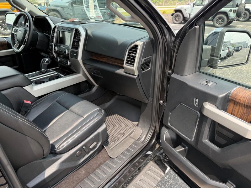 Ford F-150 Vehicle Full-screen Gallery Image 14
