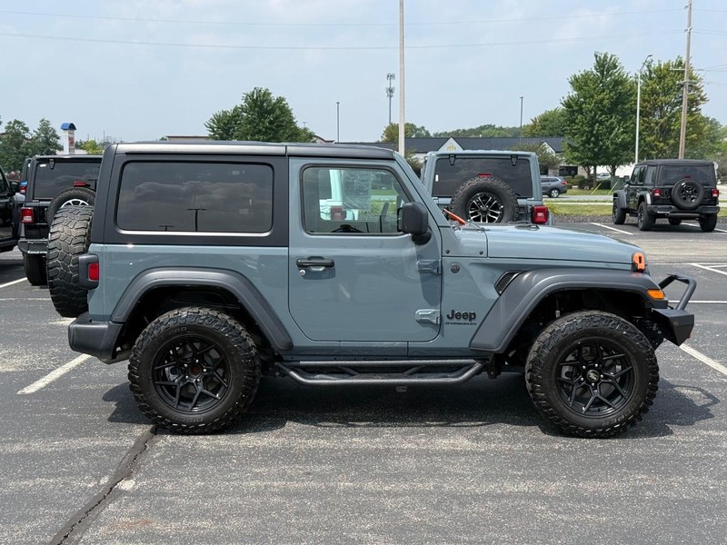 Jeep Wrangler Vehicle Full-screen Gallery Image 2