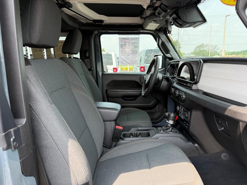 Jeep Wrangler Vehicle Full-screen Gallery Image 10