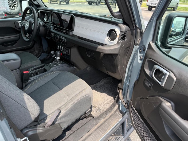 Jeep Wrangler Vehicle Full-screen Gallery Image 11