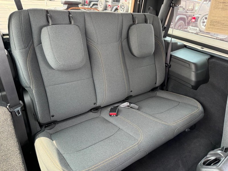 Jeep Wrangler Vehicle Full-screen Gallery Image 13