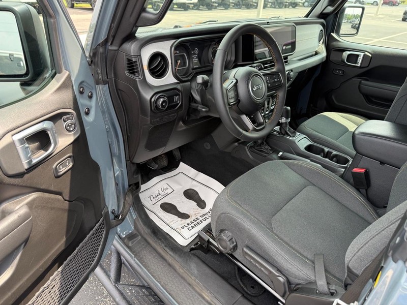 Jeep Wrangler Vehicle Full-screen Gallery Image 14