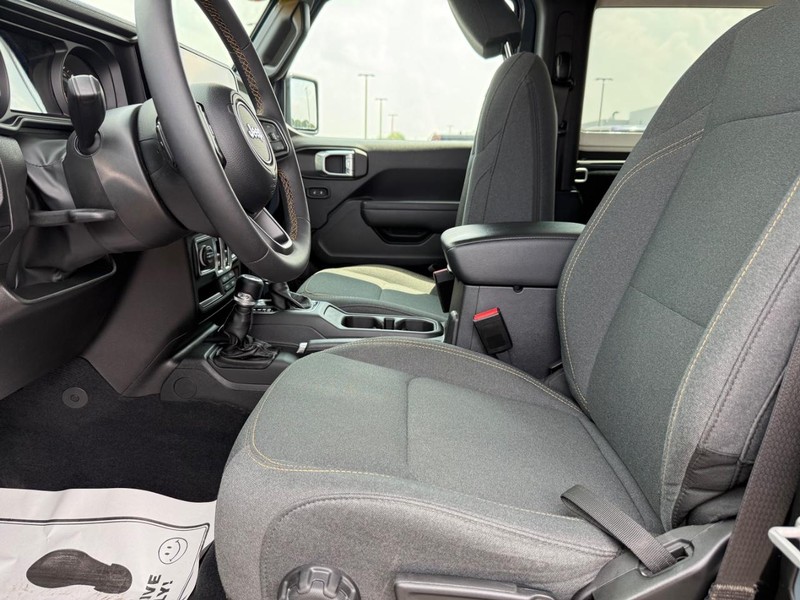 Jeep Wrangler Vehicle Full-screen Gallery Image 15
