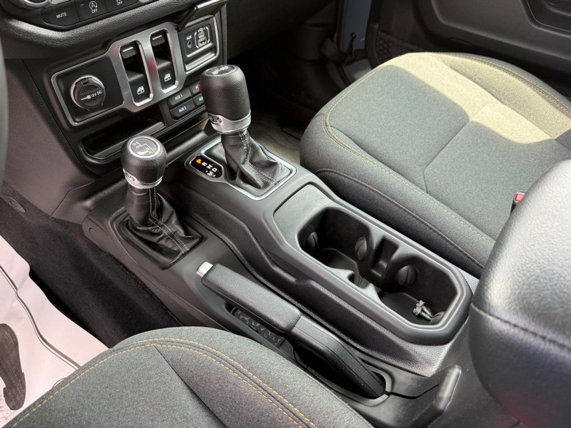 Jeep Wrangler Vehicle Full-screen Gallery Image 24