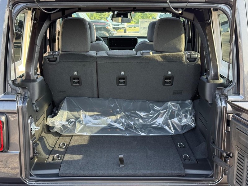 Jeep Wrangler Vehicle Full-screen Gallery Image 7
