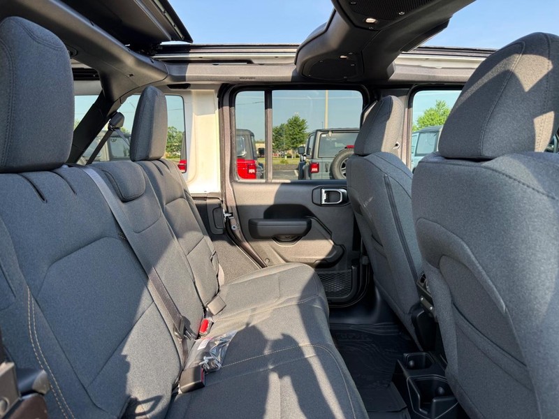 Jeep Wrangler Vehicle Full-screen Gallery Image 10