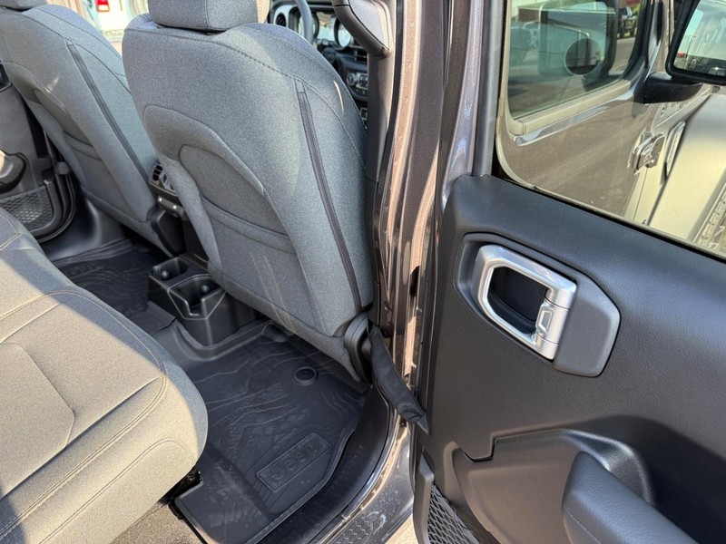 Jeep Wrangler Vehicle Full-screen Gallery Image 11