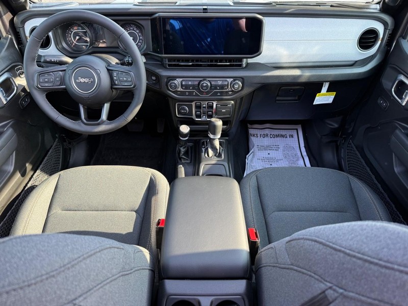 Jeep Wrangler Vehicle Full-screen Gallery Image 13