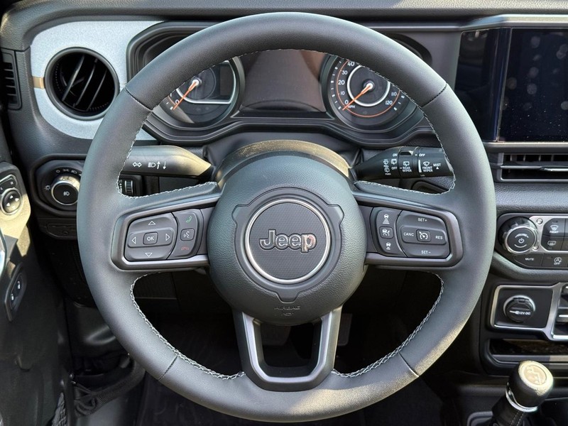 Jeep Wrangler Vehicle Full-screen Gallery Image 14