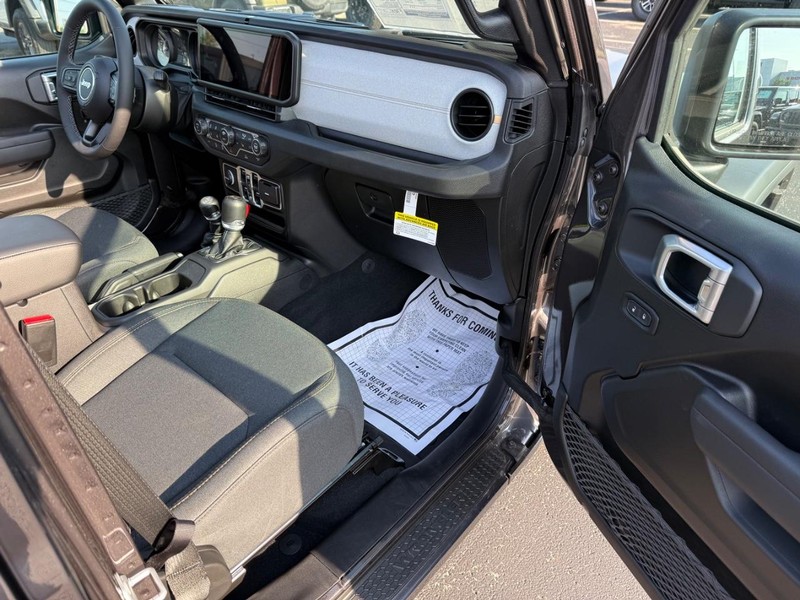 Jeep Wrangler Vehicle Full-screen Gallery Image 15