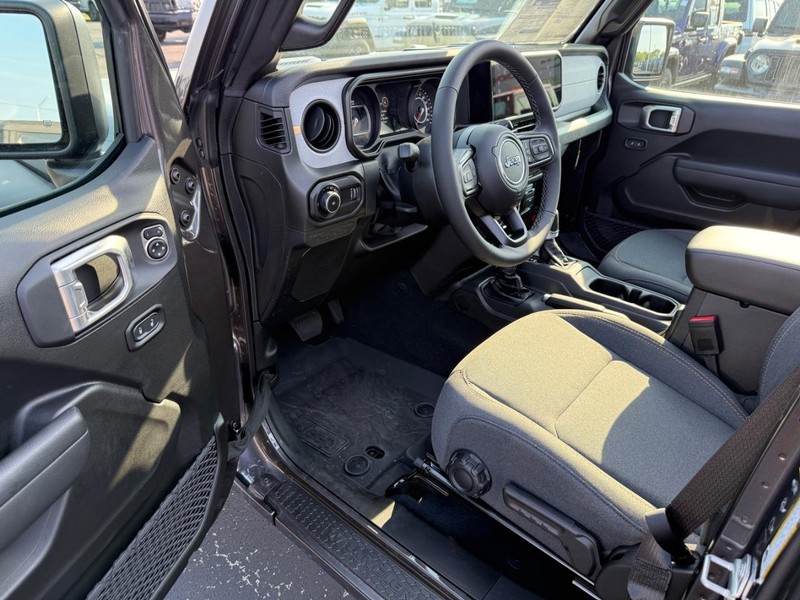 Jeep Wrangler Vehicle Full-screen Gallery Image 17