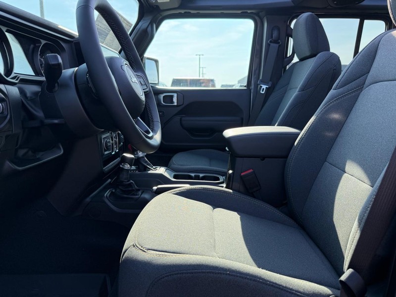 Jeep Wrangler Vehicle Full-screen Gallery Image 18