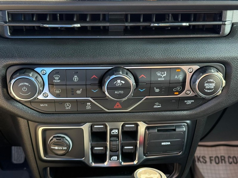 Jeep Wrangler Vehicle Full-screen Gallery Image 26