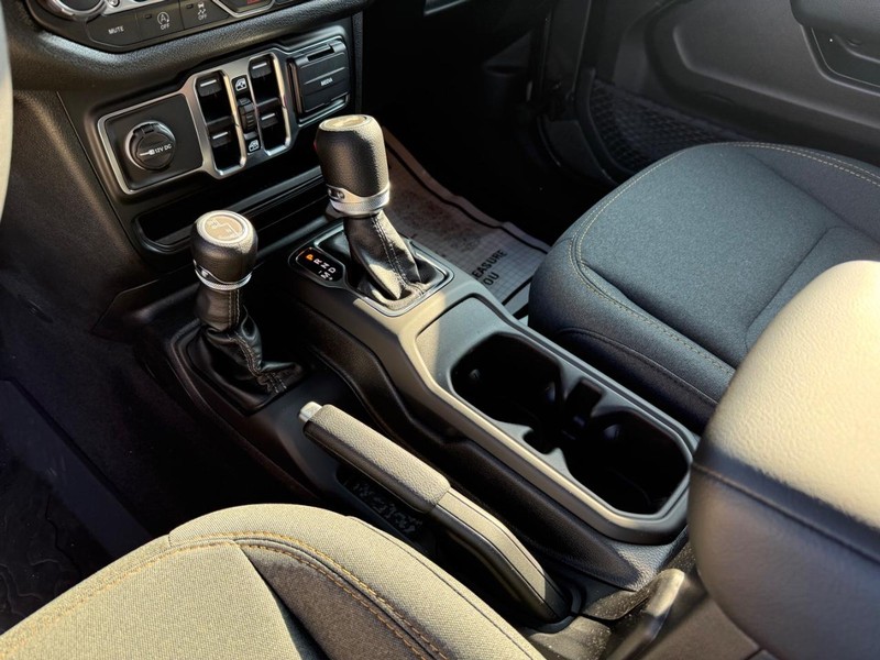 Jeep Wrangler Vehicle Full-screen Gallery Image 27