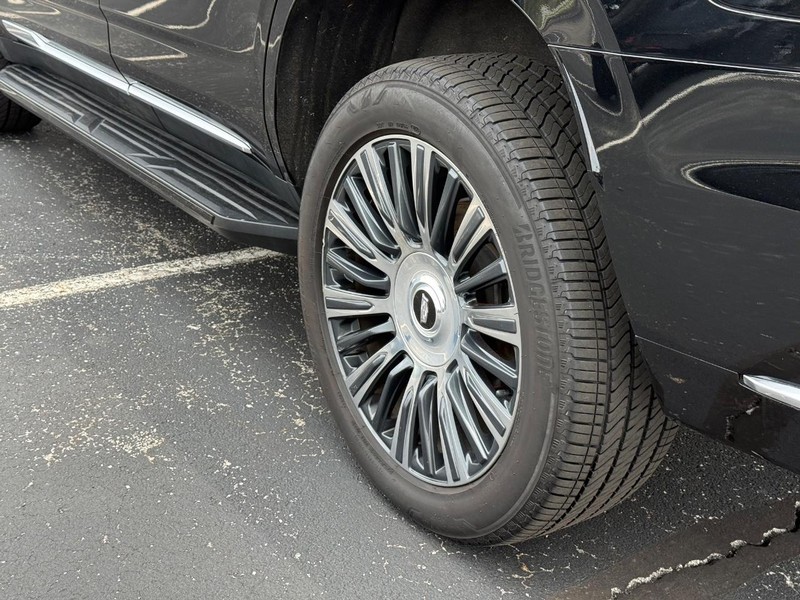 Cadillac Escalade Vehicle Full-screen Gallery Image 6