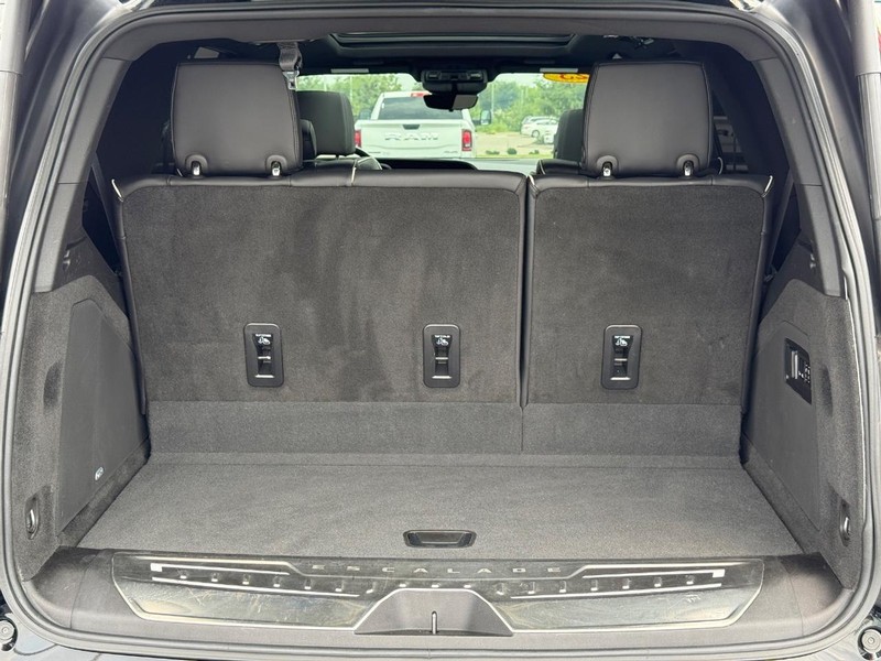 Cadillac Escalade Vehicle Full-screen Gallery Image 7