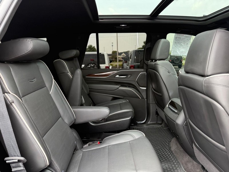 Cadillac Escalade Vehicle Full-screen Gallery Image 11