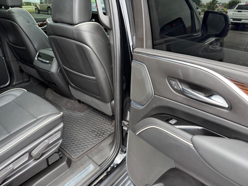 Cadillac Escalade Vehicle Full-screen Gallery Image 12