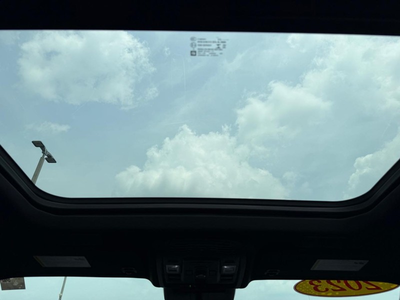 Cadillac Escalade Vehicle Full-screen Gallery Image 14